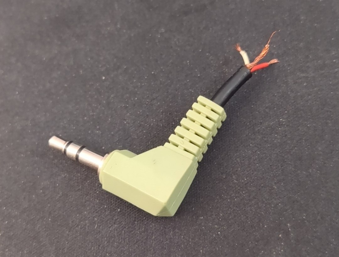 x-230 syyllinen, eli 3.5mm audio plugi